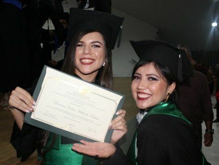 Brenna e Amanda comemoram a conquista do diploma em Zootecnia. 